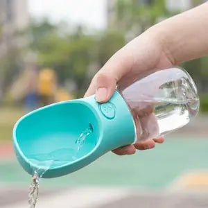 Une gourde anti fuite qui fait couler de l'eau pour faire boire un chien, la gourde est adapté à la manière dont le chien consomme l'eau.